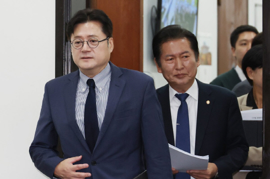 18일 더불어민주당 최고위원회의에서 홍익표(왼쪽) 원내대표와 정청래 최고위원이 입장하고 있다. [연합뉴스]